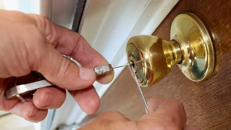 Emergency locksmith London and outskirts – locksmith van and technician