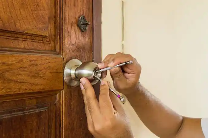 Emergency locksmith London and outskirts – technician at door